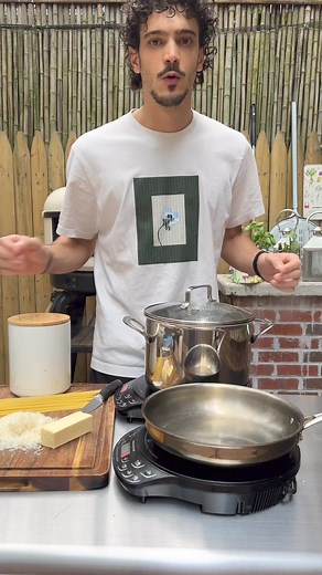 🛑Stop eating highly processed food! This is not the healthiest pasta you can have, I’m not selling you kale smoothies but it’s a million times better than what you find in the jars with endless labels on the shelf. This dish turn out better with fresh egg, I used the dry one to make it easier for everyone. If you wanna see the fresh pasta version go back in my page and find the video. Pasta 150gButter 70g Parmigiano and black pepper to taste Salt comes from the pasta water #cooking #food #itali