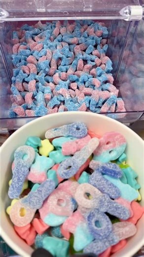 🐷🩵Let’s make a BUBBLEGUM FLAVOURED Candy Bowl! Do you like bubblegum candy?!🩵🐷 #shorts