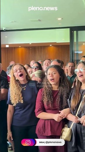 Familiares e amigos de Marquinhos Menezes se reuniram para louvar a Deus e cantar “Porque Ele Vive”
