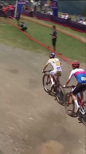Electrifying first lap! ⚡️ Tom Pidcock makes it all the way up to 6th place on his XCO return 🤩