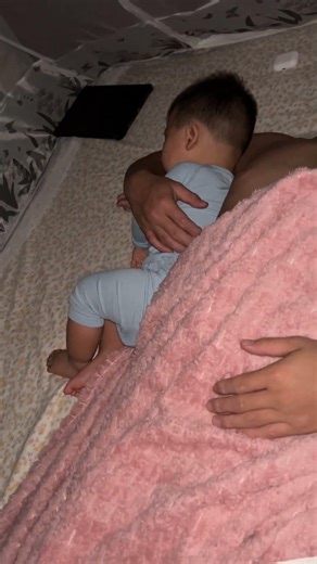 2 bố con bảnh 10th ngủ ngon quá