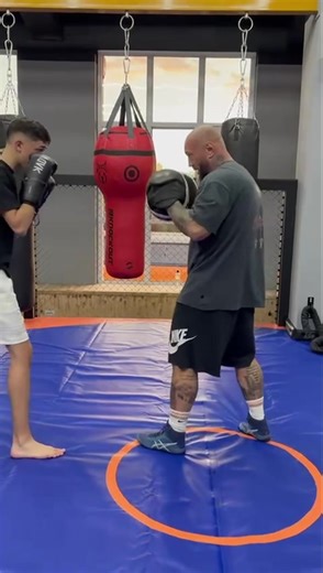 În kickbox nu există grabă. Fiecare lovitură are intenție, fiecare mișcare trebuie înțeleasă înainte să fie executată. Antrenorul explică, demonstrează, corectează… iar elevul pune în practică pas cu pas. Aici învățăm să construim bazele corect: atenție mare pe poziție, pe respirație, pe tehnică – apoi creștem ritmul și puterea. Kickboxul nu e doar forță. E disciplină, răbdare și control. Și dacă înveți să controlezi tehnica… vei putea controla orice în lupta reală. #GhenosuGym #RespectFortaOnoa