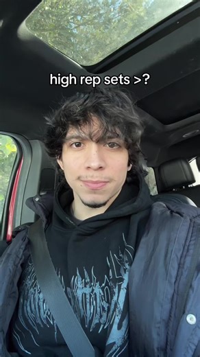 so much more cns fatigue in low reps, and periodization is so underrated, makes it easier to recognize training patterns too, 1 week to reduce fatigue won’t kill your gains i promise 😭 interested in coaching to increase your sbd AND get jacked, fill out the form in my bio #gym #powerbuilder #hypertrophy #powerlifting