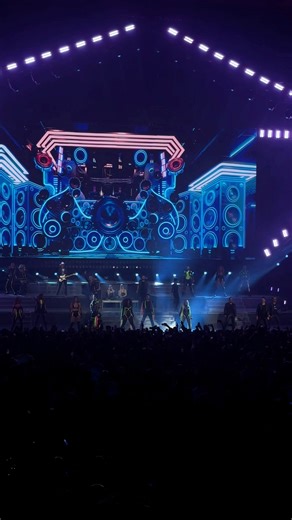 36K views · 705 reactions | Luces de neón, coreografías, y los himnos que marcaron una generación.  El 90s Pop Tour El Antro no solo se vive… ¡se siente! Así arrancó esta nueva experiencia noventera ⚡️ | Bobo | Facebook