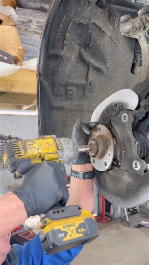 Ale uparta śruba pół osi 🤣 Audi A4