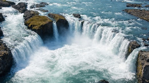 Une cascade islandaise à observer de loin