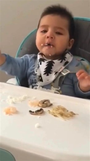 Is your baby gagging at mealtime? Don’t panic, it’s a normal part of baby-led weaning! Gagging helps babies learn to chew, swallow, and explore new foods safely. It’s not the same as choking, and knowing the difference makes mealtime less stressful for everyone. ✨ Watch our video to see baby Diego and mom teach us what gagging looks like and learn how to support your baby’s feeding journey. 👉 Want to feel more confident at the table? Read our full guide on the blog: #BabyLedWeaning #BLWSafety #