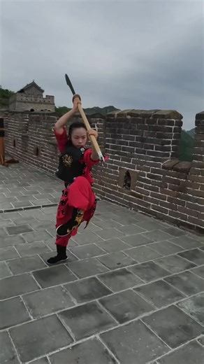 A strike like thunder from the sky, spinning like a startled dragon coiling.#HuangyanMartialArts #MartialArts #Kungfu