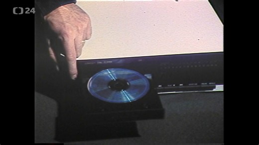 V roce 1985 se představil v Československu první přehrávač kompaktních disků (CD) domácí výroby, i když na základě zahraniční předlohy. Prvním výrobcem těchto CD přehrávačů byla Československá Tesla. O tom, jak tyto přehrávače vznikaly více v dobové reportáži. 👇 | Archiv ČT24