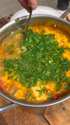 Ciorba de pui cu galuste 📝Lista ingrediente: - o ceapa; - un morcov; - un pastarnac; - un sfert de radacina de telina; - jumatate de ardei gras; - maruntaie de pui; - o cana de bulion; - 1-2 oua; - sare; - patrunjel; - pentru galuste: un ou gris (cantarim oul cu tot cu coaja; pentru gris, adaugam cu 10 grame mai putin decat gramajul oului). 🧑🏻‍🍳Mod de pregatire: Punem la fiert maruntaiele de pui la foc mic timp de jumatate de ora si, intre timp, taiem legumele. Luam spuma formata cu o lingur