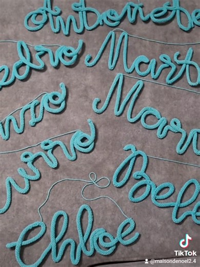 Nombres en hilo de algodón tricotado. Maravillosos para colgar en la habitación de los más pequeños y decorar sus espacios personalizados. #infantil #niños #decoracion #tricotin #parati