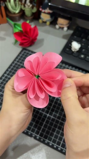 If you don’t know how to make flowers yet, here’s a super simple and beautiful flower tutorial.