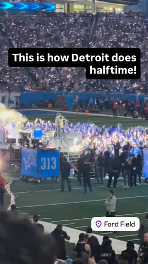 Jack White performs ‘Seven Nation Army’ at the Lions vs. Packers Thanksgiving Halftime Show. 🎸 | 106.7 WLLZ