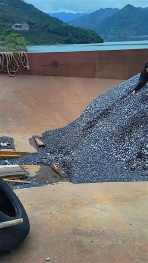 Barge unloads 3400 tons of small sized | USA Machines Channel
