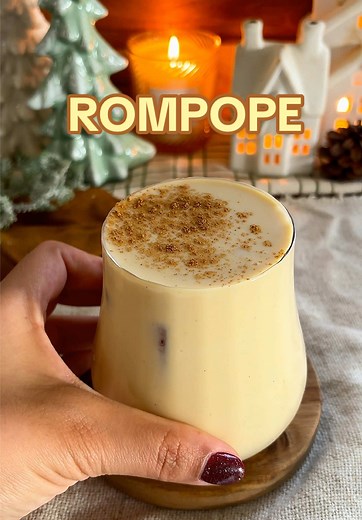 ROMPOPE CASERO✨ Sabes que siempre es mejor hacerlo todo en casa y claro que queda mucho más rico, suuuper cremosito y delicioso😍 aquí te dejo la receta 👇🏻💛 1 litro de leche 1 raja de canela 5 clavos de olor Cáscara de 1/2 naranja 1 tz leche condensada o azúcar 1 cdita vainilla 5 yemas de huevo 1 tz ron o al gusto #receta #recetasfaciles #rompope #rompopecasero #rompopenavideño