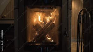 a little fire in a fireplace Ein kleines Feuer im Kamin