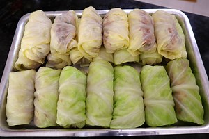 317K views · 20K reactions | CHARUTO DE REPOLHO SIMPLES E FÁCIL I RECEITA DA MINHA MÃE Ingredientes: 1 repolho médio 500g de carne moída 200g de bacon moído 1 e 1/2 xícara de arroz crú 1 tomate bem picado salsinha e cebolinha a gosto 1/2 cebola picada 3 dentes de alho paprica a gosto pimenta do reino a gosto sal a gosto Para o molho: 1 litro de água 2 colheres de sopa de extrato 2 colheres de sopa de cebola picada 2 dentes de alho picado sal a gosto | Receitas de Pai | Facebook