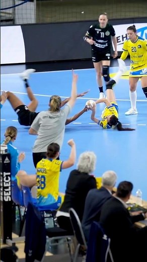 FIGHT for each ball 💪😨 #handball #håndbold #clw