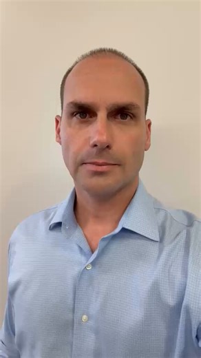 CASO RAMAGEM: PRESSÃO INTERNACIONAL AUMENTA!Direto dos Estados Unidos, @BolsonaroSP foi claro: há um movimento forte, crescente e organizado em defesa de Ramagem, e não é pouca coisa. Segundo ele, “é muita gente remando na mesma direção”, mostrando que a mobilização ultrapassou o Brasil e ganhou dimensão internacional. A expectativa é que tudo venha à tona e desmonte as narrativas construídas até aqui.Eduardo também aponta o desgaste crescente da Polícia Federal (de Moraes e Lula) e do Judiciári