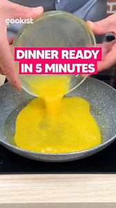 EGG TORTILLA WRAP: the dinner idea ready in 5 minutes! 😋 Follow our profile for more tasty recipes! With just a few ingredients and in ONLY 5 MINUTES, you can whip up a delicious dish that everyone in the family will love! 😍 👉INGREDIENTS 2 eggs Cheese to taste 1 flatbread Lettuce to taste 2 slices of cooked ham Salt Pepper 👉METHOD 1. Beat the eggs and season with salt and pepper. 2. Pour them into a hot pan and let the base set. Then, place the flatbread on top, pressing it down gently. 3. W