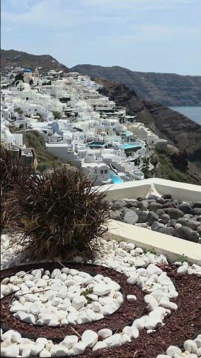 White houses are stunning in Santorini Greece. 절벽위의 하얀색 집들이 인상적이다, 산토리니 그리스. #travel #여행 #greece