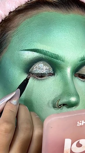 IVE on Instagram: "A MAKE DA UNHA MAIS ESPERADA! 💿 @julianatorresnail VOCÊ É TUDO, entenda!!! Vibes alienígena galáctica 👽😂 Produtos: @colormakeoficial Clown Líquido verde @marimariamakeup Base Cover Up @ucanbemakeup Laterite painting palette @vult paleta iluminadores Disney Villains @morphebrushes Jaclyn Hill palette @morphebrushes James Charles palette #maquiagemartistica #alienmakeup #holographicnails"