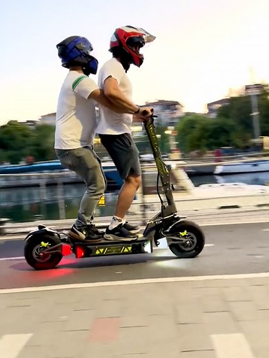 Why ride alone when you can share the journey? The #langfeite GT2 RS #electricscooter is making every ride more fun and memorable. #pev #escooter #trottinetteelectrique #escooterlife #scooterelectrico #escooters #electricscooters #adventure #adventurerider #adventures #adventuretravel #adventureculture #adventurebike #adventuring #motorbike #motocross #micromobility #electricvehicle #patineteelectrico #scooterelectrique #patineteselectricos #monopatinelectrico #micromovilidad #movilidadelectrica