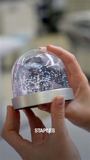 Quem é que disse que os presentes de última hora não podem ser especiais? ✨ Com o serviço Copy&Print da Staples, tens presentes personalizados, na hora, para surpreender quem mais gostas, este Natal. Descobre mais sobre este serviço em https://www.staples.pt/pt/pt?&utm_source=facebook&utm_medium=organic&utm_campaign=home-dezembro | Staples Portugal