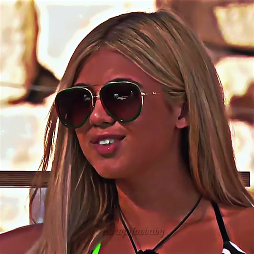 her smile is just the cutest 🥰 belle deserves so much happiness and love ❤️ she needs to know how strong she is 🥺🫶 #bellehassan #loveislanduk #loveislandedit #loveislandallstars @Belle Hassan