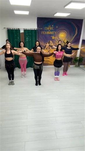 Distracție, râsete și tehnică fină — fix vibe-ul de azi la cursul de avansat. Așa lucrăm noi la Oriental Dance Academy: energie bună, mișcări curate și multă practică până iese regal. 💃✨ #orientaldanceacademy #alyadance #advancedclass bellydancevibes goodenergyonly fyp oradea | Alya