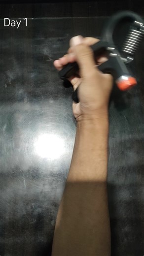hand gripping day-1 #trending #hungergamestiktok #handgriper #viral #youtubeshorts #shortsvideo#gym