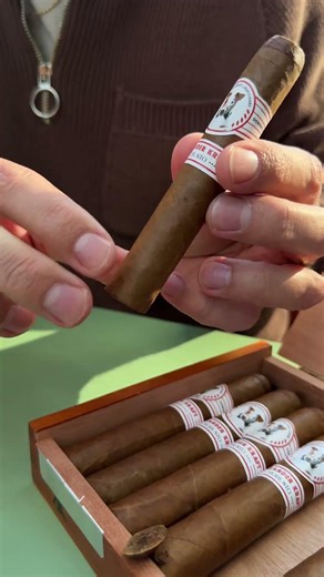 Sitting down after lunch to unbox the EGM x Alexander Kraft Robusto 😍🍂🔥