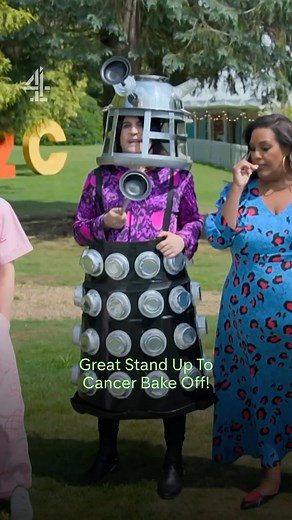 @noel_fielding is ready to EXTERMI-BAKE #GBBO | Channel 4