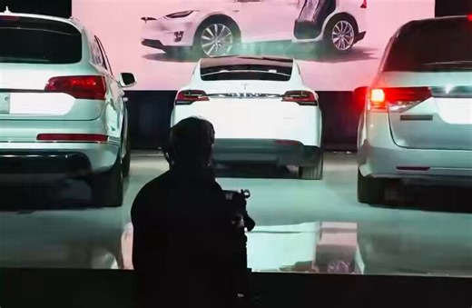 The moment when Elon Musk shocked everyone with Tesla’s doors.This was the very moment Elon Musk unveiled the Tesla Model X, showing off its iconic Falcon Wing Doors engineered to open flawlessly even in the tightest parking spaces. Sensors calculate every angle and inch, a proof that smart design meets bold vision. 🔥