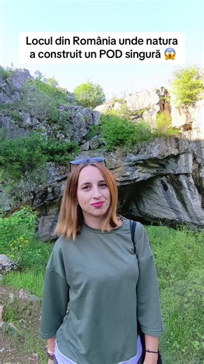 Podul lui Dumnezeu din Ponoarele nu este construit de oameni, ci format complet natural. Și da, poți trece cu mașina pe el. Se spune că locul are și o legendă: Dumnezeu ar fi creat podul pentru a închide peștera în care se ascundea diavolul. Mit sau nu, realitatea e că locul arată spectaculos și merită văzut măcar o dată. E unul dintre puținele poduri naturale din lume pe care se circulă zilnic, iar zona din jur e perfectă pentru o escapadă de weekend. Tu ai ajuns aici sau e pe listă? 👇 Salveaz