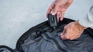 El ingenioso invento para poder llevar el doble de equipaje: una mochila que guarda la ropa al vacío