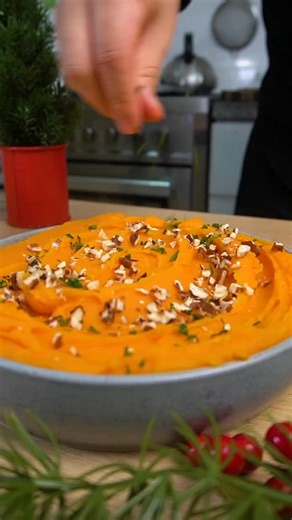 Puré de Camote Receta: -4 camotes medianos -4 naranjas de mesa -agua hasta cubrir 3/4 de los camotes (aprox 1 1/2 taza) -3 cda mantequilla -1 rama de canela -sal al gusto -pecanas, perejil y aceite de oliva para decorar #puredecamote #recetafácil #gastronomiaperuana | Cómo Come
