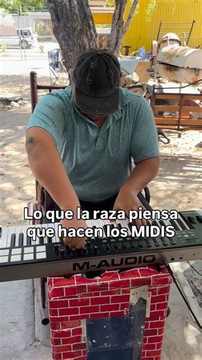 Canett Marín on Instagram: "Quieren que controle luces, secuencias, escenas y todo el pedo en 1 octava kwon #dj #midi #produccionmusical"