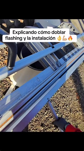 Explicando cómo doblar flashing y la instalación 👌👍🏻🔥🔥 #flashing #installation #reymx #construction #exterior #tips #remodelacion #trabajoduro #calidad | Reymx