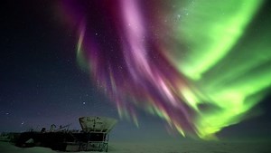 An Absolutely Stunning Timelapse of a Brilliantly Glowing Antarctic Aurora Australis Over the South Pole