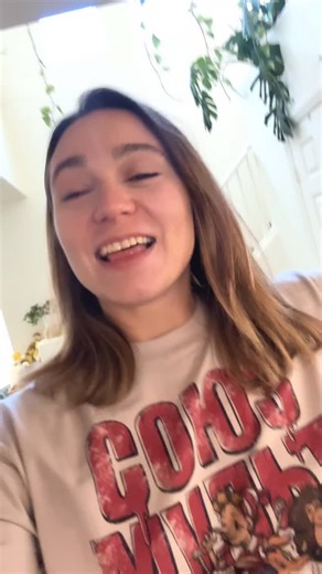 🔥 Why a banya (or sauna) is more than just heat 🔥 A traditional banya is one of the oldest cleansing rituals — a powerful way to support your body and soul. The deep heat helps your body release toxins through sweat, improves circulation, relaxes muscles, and even boosts your immune system. But the ritual is about more than the physical — it’s about renewal, letting go, and coming back into balance. 🌿✨ ☕️ After the heat, it’s the perfect time to drink tea. Warm herbal teas help your body rehy