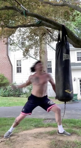 Vinny shows you how to ‘trow a mean right hook #boxing #MakeSomeoneSmile #tutorial