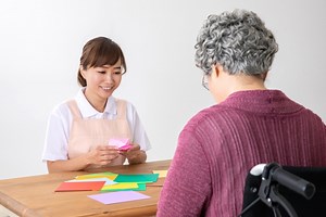 【高齢者向け】座ってできるレクリエーション30選 |  高齢者情報.com