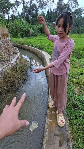 amel main air di sungai 😂😂