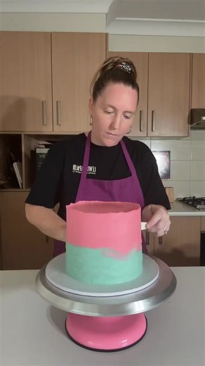 Baby Shark Do Do Do Do Do Cake! Oh it’s a been a while since I have made one in this design and I was so excited to make the sharks again! Colourful and fun is how I would describe this cake, what does everyone think of this one? Be sure to let me know when the comments and thank you so much for watching 🩷 #cake #cakedecorating #cakes #fyp #babyshark