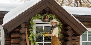 This Wyoming Log Cabin Cozies Up For the Holidays with a Mix of Rugged and Refined