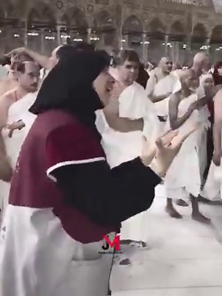A woman with hearing loss spotted praying using sign language at Masjid-al-Haram. 🥹❤️🙏