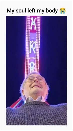 Comedy😂 on Instagram: "日本利用压电瓷砖将脚步转化为电能。这些瓷砖捕捉来自你脚步的动能。当你行走时，你的重量和动作会对瓷砖产生压力。瓷砖会轻微弯曲，从而产生机械应力。瓷砖内部的压电材料将这种应力转化为电能。每一步都会产生少量电荷，而数百万步结合在一起就能产生足够的电力来驱动 LED 灯、数字显示屏和传感器。在像涩谷车站这样繁忙的地方，每天大约有 240 万个脚步为这一系统作出贡献。这些电能可以被储存或立即使用，从而减少对传统电力来源的依赖，并支持可持续的城市基础设施。这种方法将日常运动转化为实用的可再生能源 #日本 #知识 #事实 #你知道吗 #推荐 #科技 #创新 #历史 #技术 #实验 #热门 日本利用压电瓷砖将脚步转化为电能。这些瓷砖捕捉来自你脚步的动能。当你行走时，你的重量和动作会对瓷砖产生压力。瓷砖会轻微弯曲，从而产生机械应力。瓷砖内部的压电材料将这种应力转化为电能。每一步都会产生少量电荷，而数百万步结合在一起就能产生足够的电力来驱动 LED 灯、数字显示屏和传感器。在像涩谷车站这样繁忙的地方，每天大约有 240 万个脚步为这一系统作出贡献。这些电能可