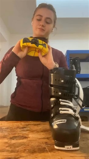 go3 | Bewegungsexperten für Sport & Gesundheit on Instagram: "Bootfitting ist die individuelle Anpassung von Skischuhen an deinen Fuß, damit sie schmerzfrei, präzise und sicher sitzen. Skischuhe sind ab Werk nur Standardformen. 😴 Kaum ein Fuß ist aber „Standard“. Bootfitting macht aus einem normalen Skischuh deinen Skischuh. 🎿😎 #bootfitting #skiing #skifahren"