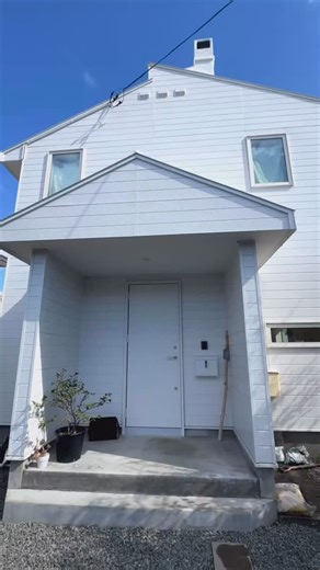 リノベス/あなたらしい家づくり on Instagram: "戸建リノベーション「HACO」をご紹介♪ 今回のルームツアーは、究極のシンプルを追求したお家です。 外観の潔い真っ白な三角屋根から一歩中へ入ると、そこには計算された光が降り注ぐ開放的な空間が広がっています。 注目すべきポイント ・吹き抜けが生む圧倒的な開放感 ・外の風景を絵画のように切り取る大開口の窓 ・白、木、グレーで統一された素材感の美しさ 「家を建てるなら、スッキリと暮らしたい」 そんな方の指針となるような、余白の美学を感じる住まいです。 あなたなら、このリビングでどんな時間を過ごしたいですか。 ――――――――――――――― もっと事例を見る → プロフィールから @renoves_sapporo インテリアや暮らしのヒントは @tokoro.__ シニアがにぎるおむすびと豚汁のお店は @daria_gbfood スタッフの日常はこちら @renoves_2nd フォローして、RENOVESのいろんな一面を覗いてみてください！ ――――――――――――――― 暮らしを変える家づくりのヒントを、RENOVESから。 私